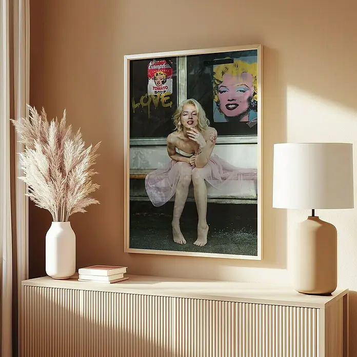 Papermoon Bild - New Marilyn, B x H: 40 x 50 cm, Mit Passepartout, Rahmen Eiche - Ein gerahmtes Marilyn Monroe-Poster hängt über einem Sideboard mit einer Lampe und einer Vase mit dekorativem Gras.