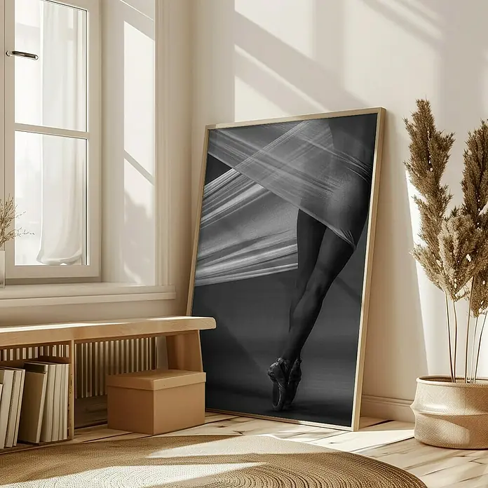 Papermoon Bild - Balance, B x H: 70 x 100 cm, Ohne Passepartout, Rahmen Eiche - Das Schwarz-Weiß-Foto eines Balletttänzers, gehüllt in weißen Stoff, mit einem hellen Holzrahmen, verleiht jedem Raum einen Hauch von Eleganz.