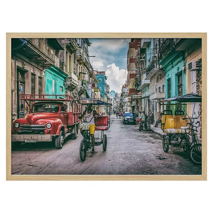 Papermoon Bild - Habana Street, B x H: 80 x 60 cm, Ohne Passepartout, Rahmen Eiche - Das Bild zeigt eine belebte Straße in Havanna mit Oldtimern und Fahrrädern, umrahmt von einem Holzrahmen.