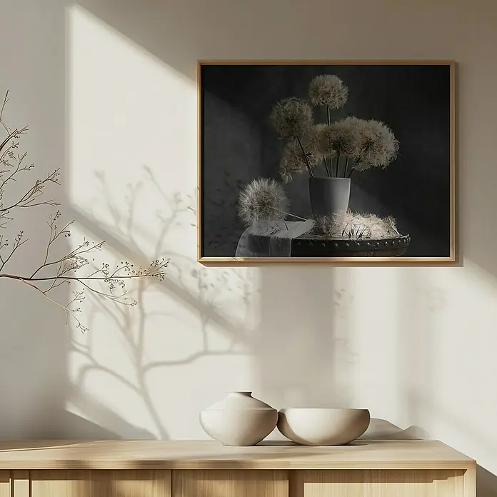 Papermoon Bild - Dandelion Seed, B x H: 140 x 100 cm, Ohne Passepartout, Rahmen Eiche - Gerahmtes Stillleben-Fotokunstwerk mit Pusteblumen auf einer Kommode, das durch sein minimalistisches Design und die sanften Farben besticht.