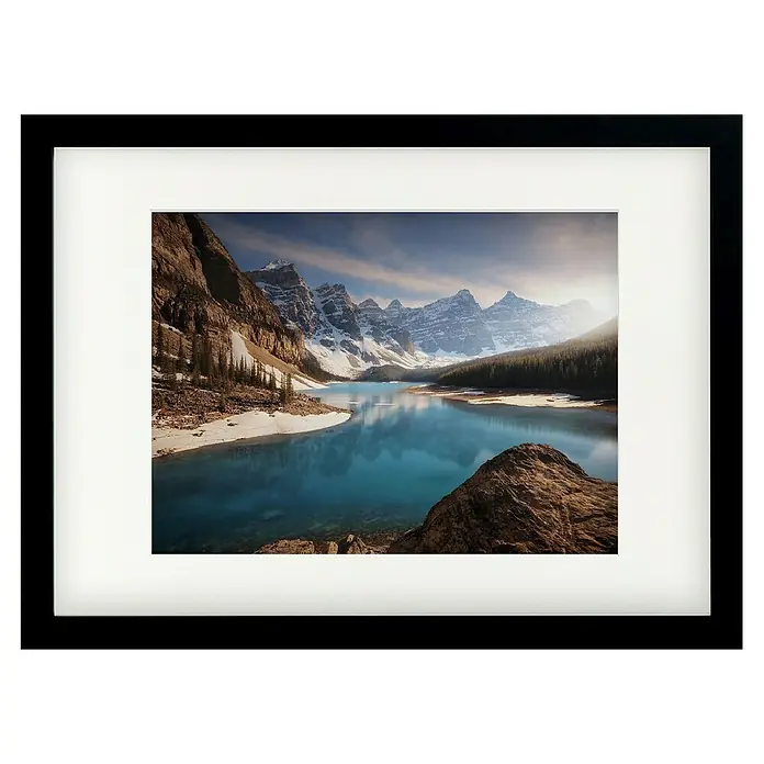 Papermoon Bild - Moraine Me, B x H: 80 x 60 cm, Mit Passepartout, Rahmen Schwarz - Gerahmtes Foto von Moraine Lake, eingebettet in eine schneebedeckte Berglandschaft, gerahmt in Schwarz und Weiß.