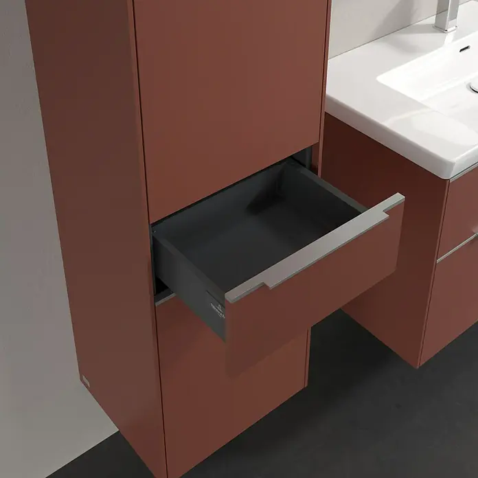 Villeroy & Boch Subway 3.0 Hochschrank - B x T x H: 40 x 36,2 x 171 cm, 1x Schublade, 2x Tür, Wine Red, Farbe Griff: Aluminium glänzend, DIN Anschlag: Links - Nahaufnahme eines modernen Badezimmerschranks in Terrakotta mit einer offenen Schublade. Elegantes Design für stilvolle Badezimmer.