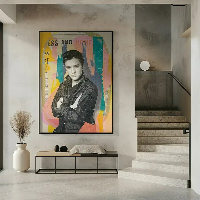 Papermoon Bild - King in the House, B x H: 50 x 70 cm, Ohne Passepartout, Rahmen Schwarz - Kunstvolles Elvis Presley Wandbild in einem stilvollen Interieur, das eine moderne und künstlerische Note verleiht.