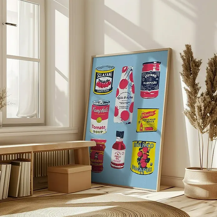Papermoon Bild - Canned Tomatoes, B x H: 60 x 80 cm, Mit Passepartout, Rahmen Eiche - Ein hellblaues Poster mit Abbildungen verschiedener Tomatenprodukte, darunter Konserven und Soßen, steht an einer Wand.