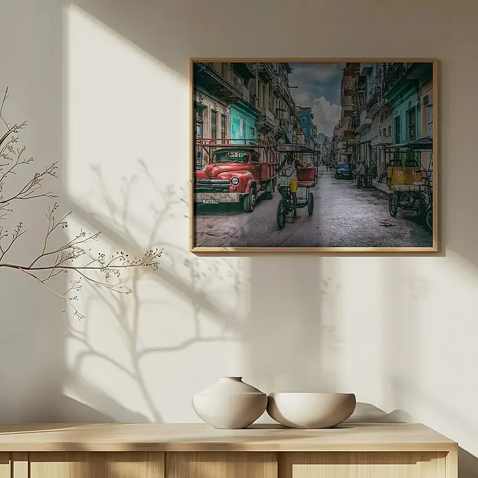 Papermoon Bild - Habana Street, B x H: 80 x 60 cm, Ohne Passepartout, Rahmen Eiche - Gerahmtes Foto an der Wand, das eine belebte Straße in Kuba mit Oldtimern und Fahrradtaxis zeigt. Die warmen Farben und das sonnige Licht erzeugen eine lebendige Atmosphäre.