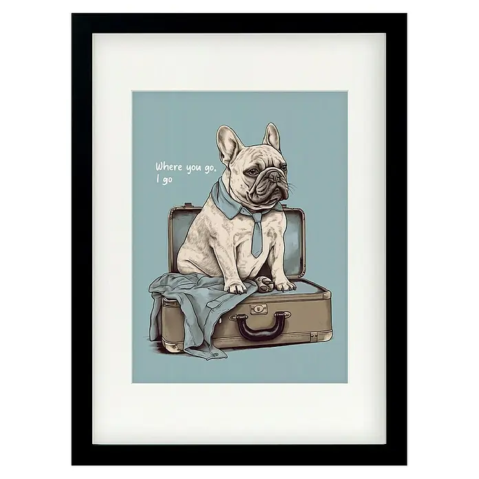 Papermoon Bild - Frenchie Want Travel, B x H: 100 x 140 cm, Mit Passepartout, Rahmen Schwarz - Gerahmtes Hundeporträt mit einem gekleideten Mops auf einem Koffer. Einzigartige Wanddekoration für Tierliebhaber.