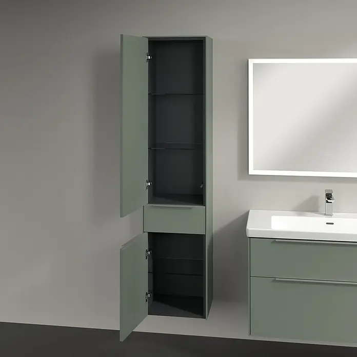 Villeroy & Boch Subway 3.0 Hochschrank - B x T x H: 40 x 36,2 x 171 cm, 1x Schublade, 2x Tür, Soft Green, Farbe Griff: Aluminium glänzend, DIN Anschlag: Links - Ein hochformatiger Badezimmerschrank in Salbeigrün steht offen und bietet durch Glasböden Stauraum neben einem passenden Waschbeckenunterschrank und Spiegel.