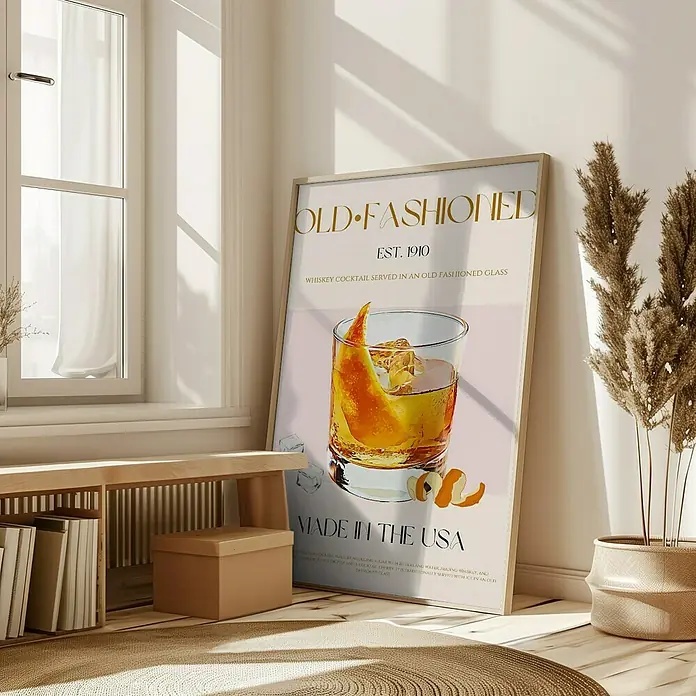 Papermoon Bild - Classic Cocktail, B x H: 100 x 140 cm, Mit Passepartout, Rahmen Eiche - Ein gerahmtes Poster mit der Aufschrift "Old-Fashioned" und einer Abbildung eines Old-Fashioned-Cocktails in einem gemütlichen Raum.