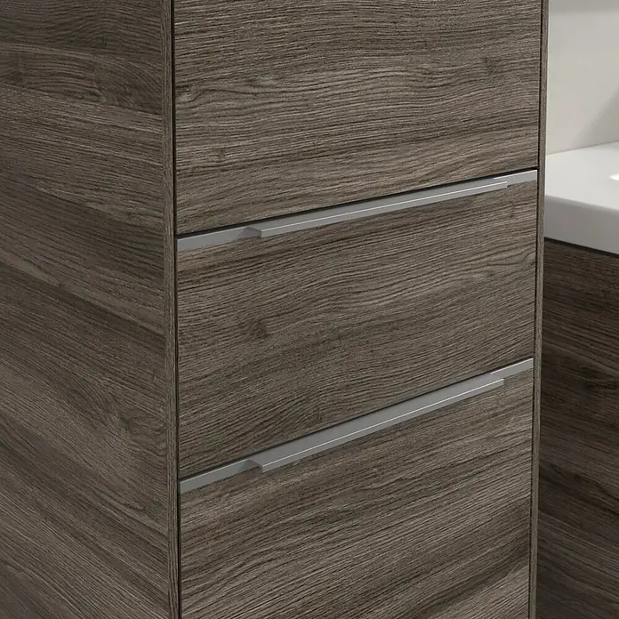 Villeroy & Boch Subway 3.0 Hochschrank - B x T x H: 40 x 36,2 x 171 cm, 1x Schublade, 2x Tür, Stone Oak, Farbe Griff: Aluminium glänzend, DIN Anschlag: Links - Nahaufnahme eines Badezimmerschranks mit Holzmaserung und zwei Schubladen mit silbernen Griffen.
