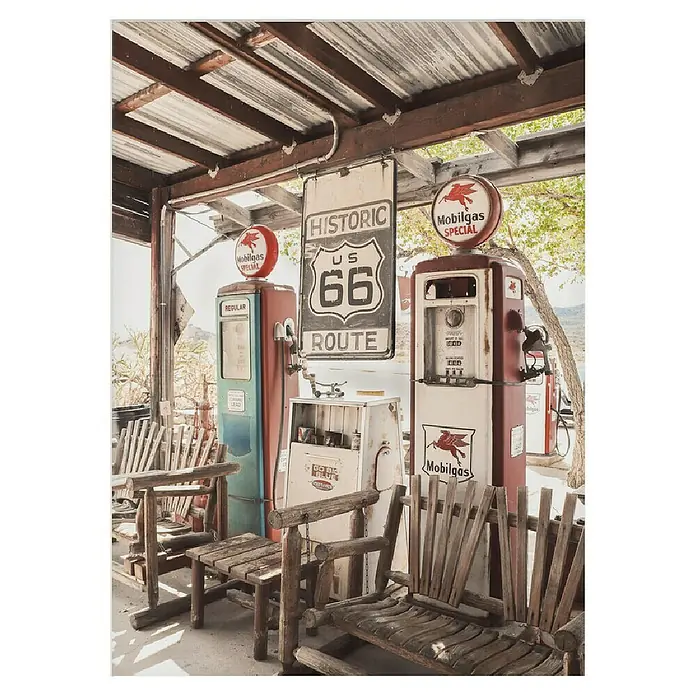 Papermoon Poster - Route 66 Gas Station, B x H: 100 x 140 cm, Mit Passepartout - Historische Route 66 Tankstelle mit alten Zapfsäulen und rustikalen Holzmöbeln unter einem schützenden Vordach.