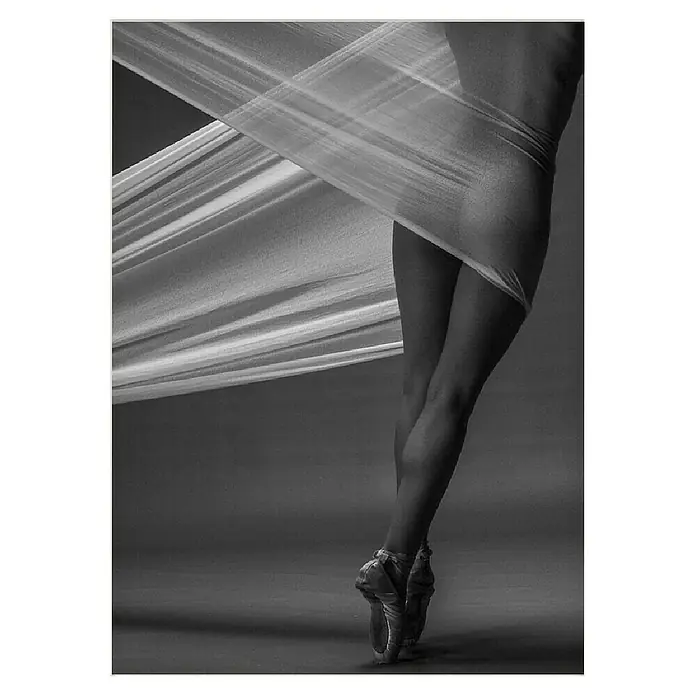 Papermoon Poster - Balance, B x H: 100 x 140 cm, Mit Passepartout - Schwarz-Weiß-Foto einer Ballerina in Spitzenschuhen, teilweise von einem transparenten Stoff verdeckt, der die Eleganz des Tanzes betont.