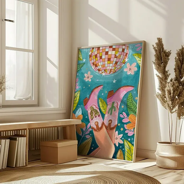 Papermoon Bild - Boots and Disco, B x H: 80 x 110 cm, Ohne Passepartout, Rahmen Eiche - Ein helles Kunstwerk mit Cowboystiefeln, Kakteen, Blumen und einer Discokugel in einem stilvollen Raum, das eine lebendige Atmosphäre schafft.