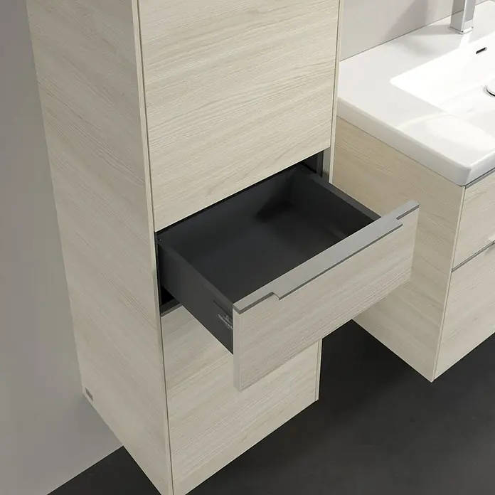 Villeroy & Boch Subway 3.0 Hochschrank - B x T x H: 40 x 36,2 x 171 cm, 1x Schublade, 2x Tür, White Oak, Farbe Griff: Aluminium glänzend, DIN Anschlag: Links - Bild eines modernen Badezimmerschranks mit einer offenen Schublade, die das schlichte Design und die Funktionalität des Möbels hervorhebt.