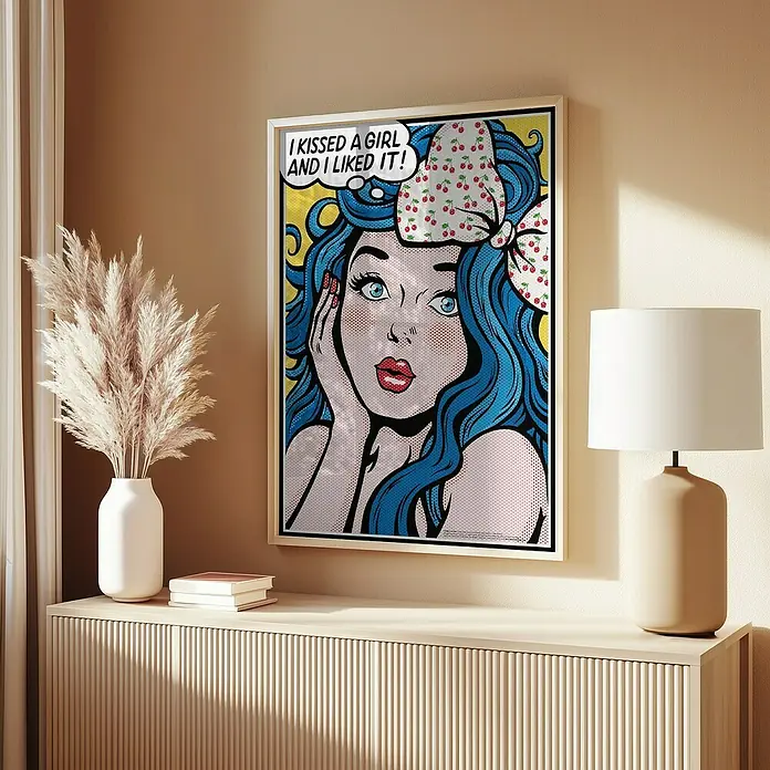 Papermoon Bild - I Kissed a Girl, B x H: 50 x 70 cm, Ohne Passepartout, Rahmen Eiche - Ein gerahmtes Pop-Art-Poster mit einer Frau mit blauen Haaren und einem Kirsch-Haarband, die den Spruch "I kissed a girl and I liked it!" sagt.