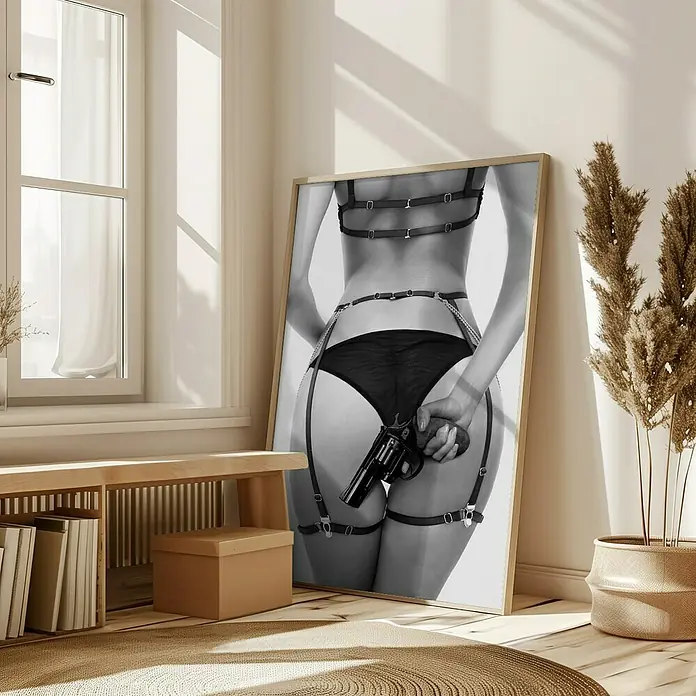 Papermoon Bild - Love & a loaded Gun, B x H: 40 x 50 cm, Ohne Passepartout, Rahmen Eiche - Schwarz-weiß Druck mit einer Frau in Dessous, die eine Waffe hält, stilvoll gerahmt und mit dekorativen Elementen in Szene gesetzt.