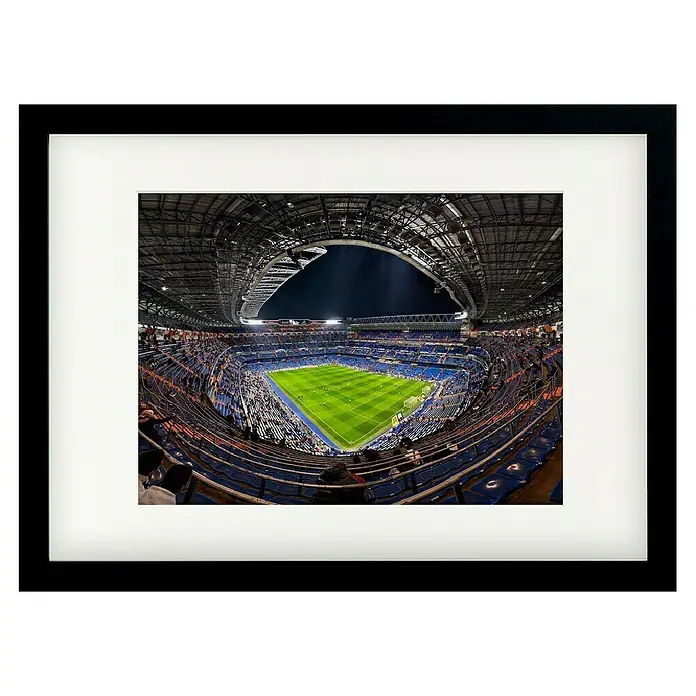 Papermoon Bild - Santiago Bernabèu, B x H: 140 x 100 cm, Mit Passepartout, Rahmen Schwarz - Gerahmtes Foto des vollbesetzten Fußballstadions Santiago Bernabéu in Madrid mit grünem Spielfeld und blauen Sitzen.