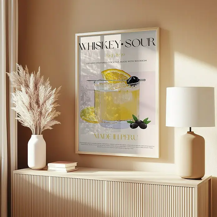 Papermoon Bild - Peru Whisky Bliss, B x H: 80 x 110 cm, Ohne Passepartout, Rahmen Eiche - Ein Whiskey Sour Poster hängt an einer Wand über einem Sideboard, neben einer Lampe und einer Vase mit Pampasgras.