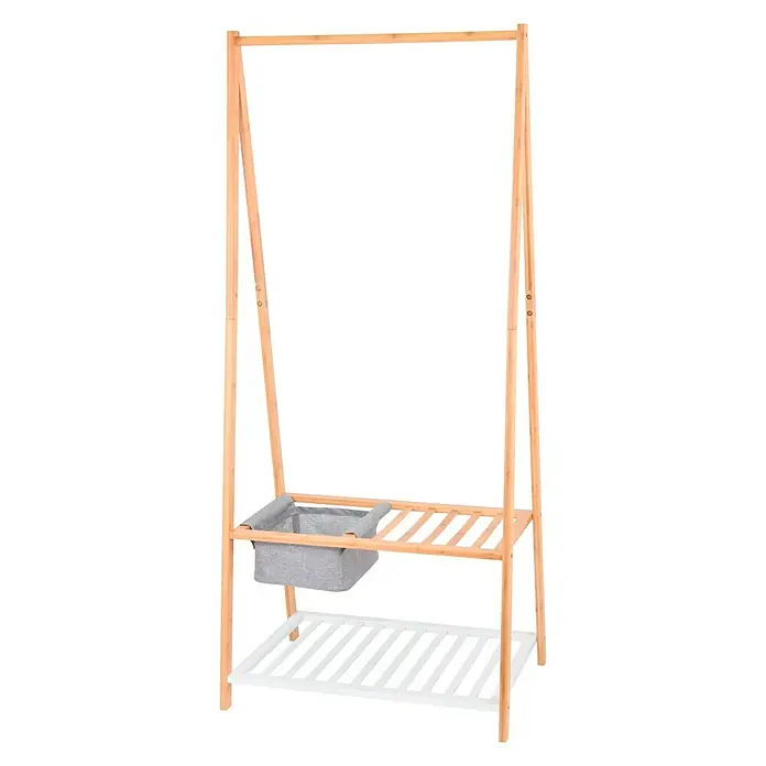 Perchero de pie con cesto de almacenaje - L x An x Al: 45 x 70 x 160 cm, Bambú/blanco - Un perchero de madera independiente con estantes de almacenamiento y una cesta gris. Almacenamiento práctico para ropa y accesorios.