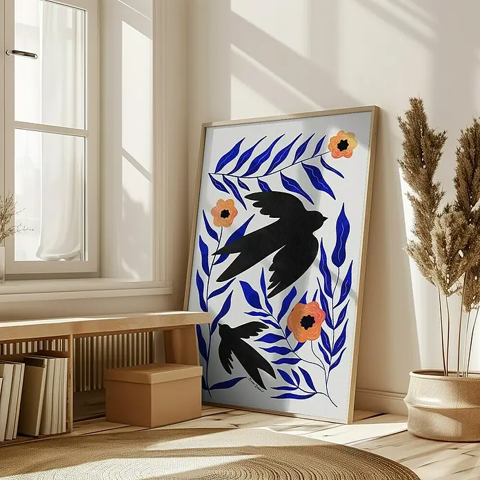 Papermoon Bild - Swallow Flowers, B x H: 70 x 100 cm, Ohne Passepartout, Rahmen Eiche - Ein gerahmtes Kunstwerk mit Vögeln und Blumen, das an einer Wand in der Nähe eines Fensters lehnt, verleiht dem Raum einen Hauch von natürlicher Eleganz.