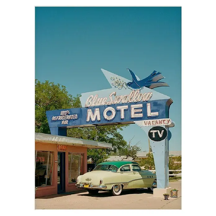 Papermoon Poster - Route 66, B x H: 70 x 100 cm, Mit Passepartout - Das Blue Swallow Motel Schild mit einem Oldtimer vor dem Lobby-Gebäude.