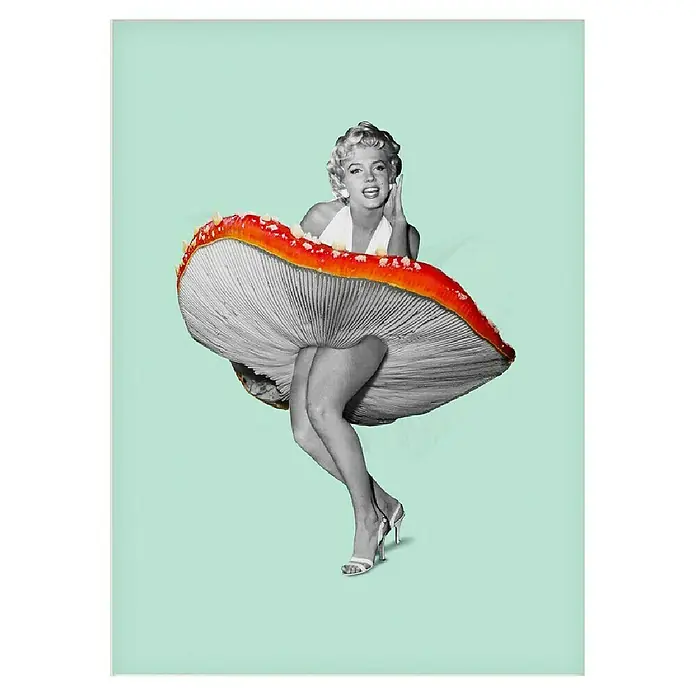 Papermoon Poster - Happy Dress, B x H: 60 x 80 cm, Mit Passepartout - Marilyn Monroe steht unter einem riesigen Fliegenpilz, eine surreale und humorvolle Collage, die Retro-Glamour mit Fantasie verbindet.