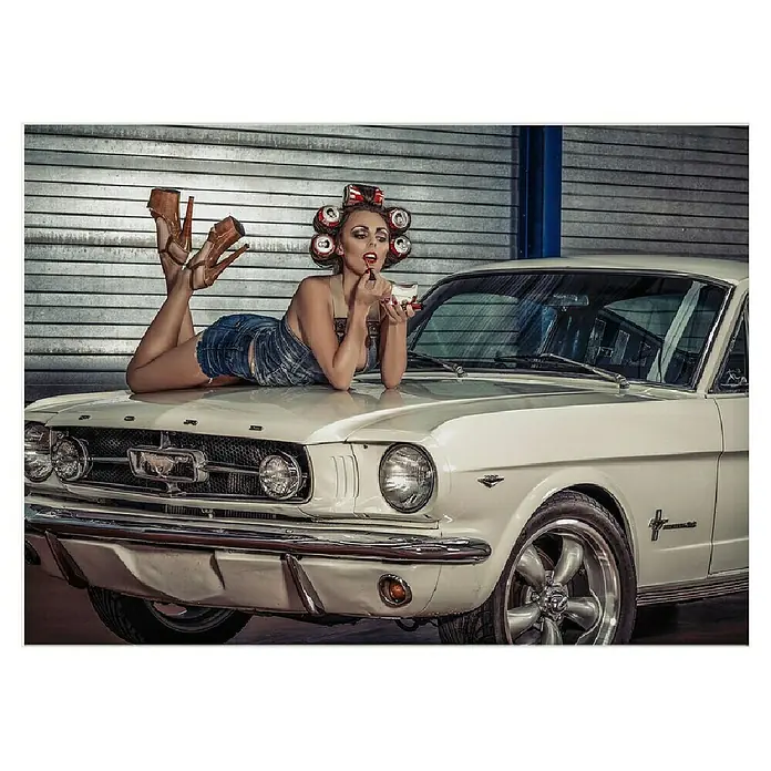 Papermoon Poster - Drive my Car, B x H: 140 x 100 cm, Mit Passepartout - Ein weißer Ford Mustang mit einer Frau mit Lockenwicklern, die Lippenstift aufträgt, posiert auf der Motorhaube.