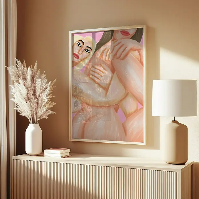 Papermoon Bild - Gatel, B x H: 80 x 110 cm, Mit Passepartout, Rahmen Eiche - Ein gerahmtes Gemälde mit zwei Frauen hängt über einer Kommode, neben einer Lampe und einer Vase mit Federn.