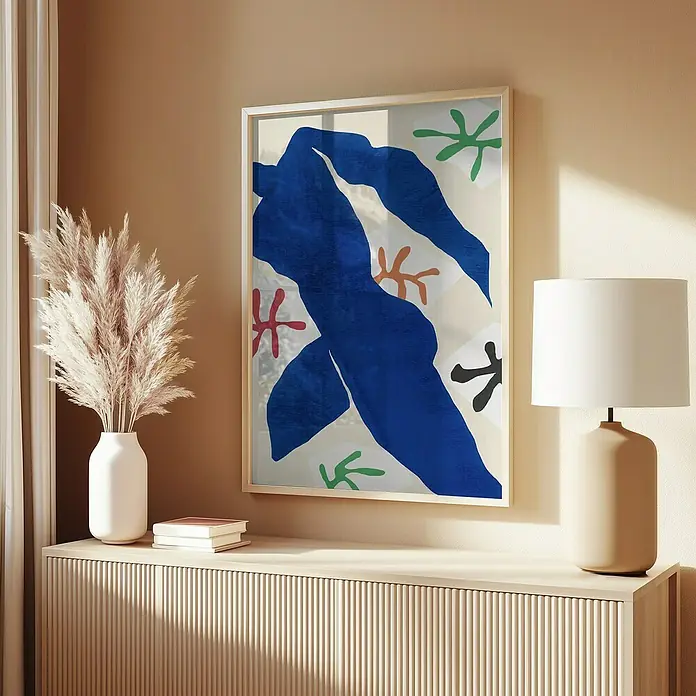 Papermoon Bild - Abstract Blue Figure, B x H: 60 x 80 cm, Mit Passepartout, Rahmen Eiche - Ein gerahmtes Kunstwerk mit abstrakten blauen Formen und bunten Akzenten hängt über einem Sideboard mit Lampe und Dekoration.