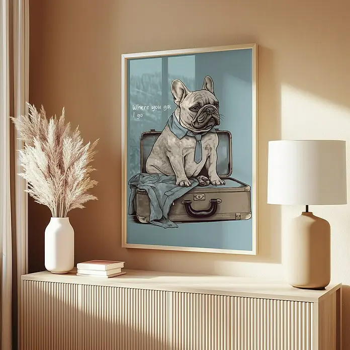 Papermoon Bild - Frenchie Want Travel, B x H: 40 x 50 cm, Mit Passepartout, Rahmen Eiche - Das trendige Wandbild zeigt einen Französischen Bulldogge auf einem Koffer, ein stilvolles Deko-Element für jeden Raum.