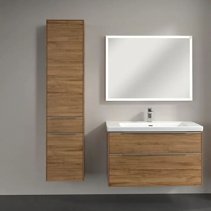 Villeroy & Boch Subway 3.0 Hochschrank - B x T x H: 40 x 36,2 x 171 cm, 1x Schublade, 2x Tür, Kansas Oak, Farbe Griff: Aluminium glänzend, DIN Anschlag: Links - Modernes Badezimmer-Set mit Holzstruktur, bestehend aus einem Waschbeckenunterschrank mit Schubladen, einem Hochschrank und einem beleuchteten Spiegel.