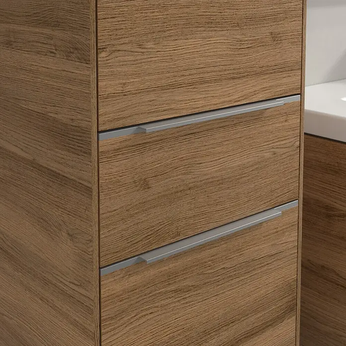 Villeroy & Boch Subway 3.0 Hochschrank - B x T x H: 40 x 36,2 x 171 cm, 1x Schublade, 2x Tür, Kansas Oak, Farbe Griff: Aluminium glänzend, DIN Anschlag: Links - Nahaufnahme eines Waschtischunterschranks aus Holz mit zwei Schubladen und modernen Griffen.