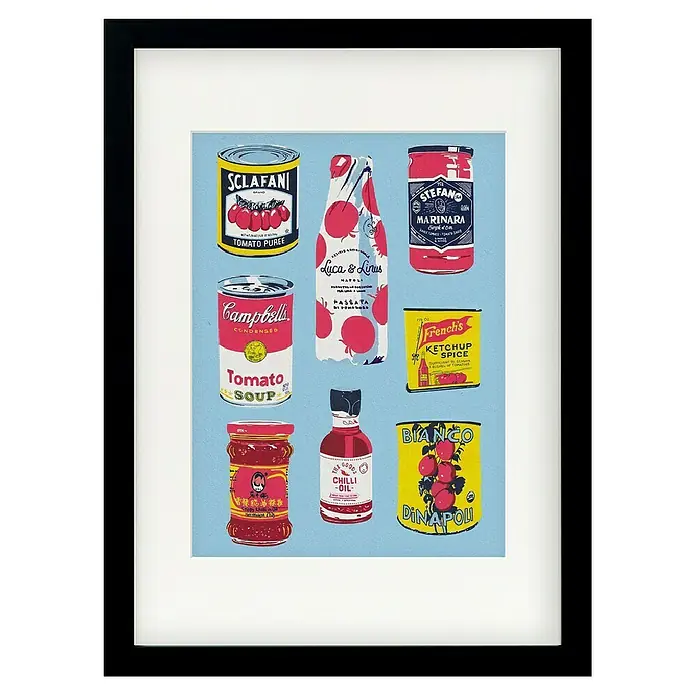 Papermoon Bild - Canned Tomatoes, B x H: 40 x 50 cm, Mit Passepartout, Rahmen Schwarz - Ein gerahmtes Bild mit einer Sammlung von Lebensmittelprodukten, darunter Tomatenmark, Campbell's Tomatensuppe und Gewürzketchup.