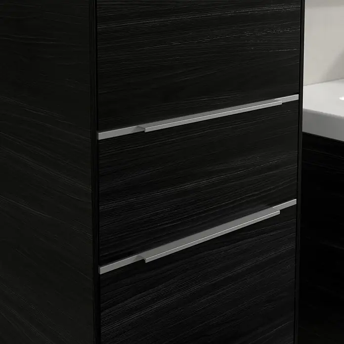 Villeroy & Boch Subway 3.0 Hochschrank - B x T x H: 40 x 36,2 x 171 cm, 1x Schublade, 2x Tür, Black Oak, Farbe Griff: Aluminium glänzend, DIN Anschlag: Links - Elegante Badezimmermöbel in dunklem Holz mit horizontalen, silberfarbenen Griffen. Das moderne Design bietet praktischen Stauraum.