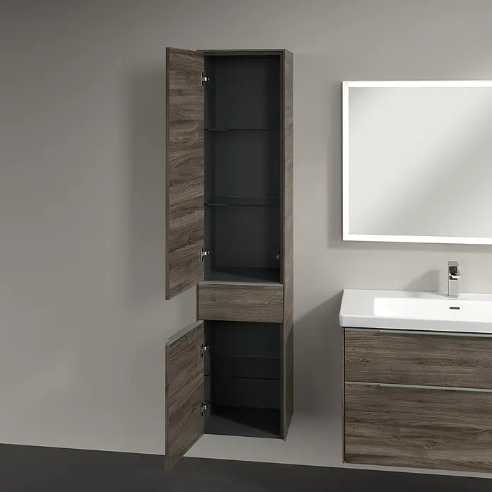 Villeroy & Boch Subway 3.0 Hochschrank - B x T x H: 40 x 36,2 x 171 cm, 1x Schublade, 2x Tür, Stone Oak, Farbe Griff: Aluminium glänzend, DIN Anschlag: Links - Elegantes Badezimmer mit einem hohen, offenen Holzschrank, einem Waschbeckenunterschrank und einem beleuchteten Spiegel für ein modernes Ambiente.