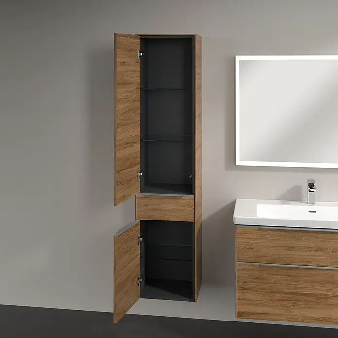 Villeroy & Boch Subway 3.0 Hochschrank - B x T x H: 40 x 36,2 x 171 cm, 1x Schublade, 2x Tür, Kansas Oak, Farbe Griff: Aluminium glänzend, DIN Anschlag: Links - Ein modernes Badezimmer mit einem Waschtischunterschrank und einem hochschrank mit offenen Türen in Holzoptik sowie einem beleuchteten Spiegel.