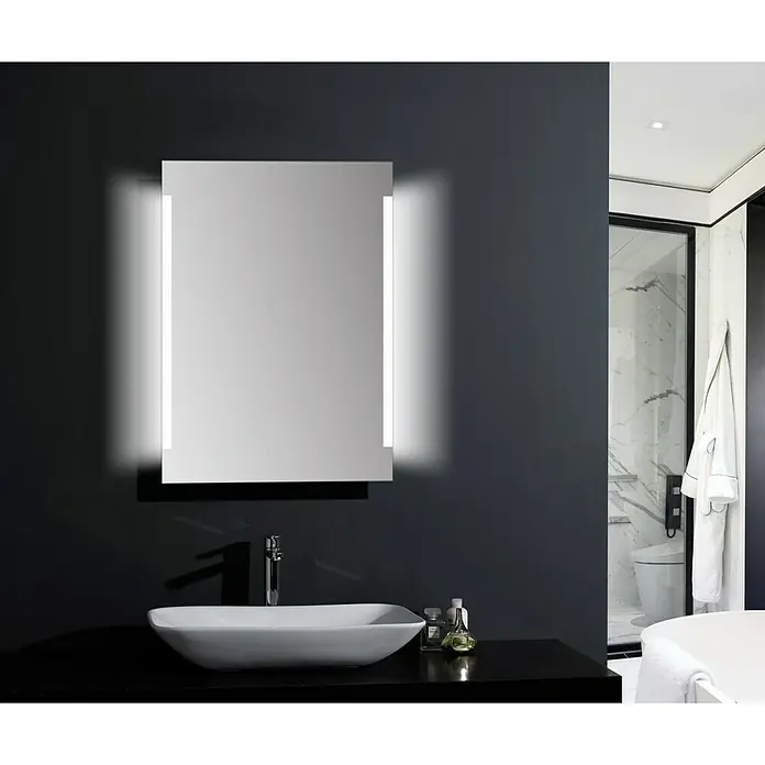 DSK Lichtspiegel Chrystal Stripe - 50 x 70 cm, Leuchtmittel - Modernes Badezimmer mit rechteckigem Spiegel mit integrierter Beleuchtung, weißem Waschbecken und stilvoller Einrichtung.