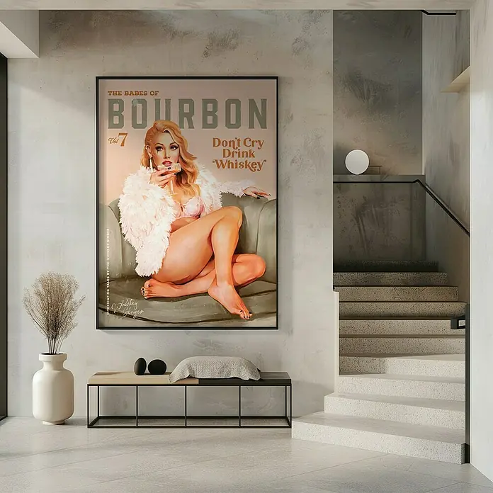 Papermoon Bild - Babes of Boubon Vol. 7, B x H: 50 x 70 cm, Ohne Passepartout, Rahmen Schwarz - Ein gerahmtes "The Babes of Bourbon" Poster hängt an einer Wand über einer Bank, was dem Raum einen Hauch von Vintage-Glamour verleiht.