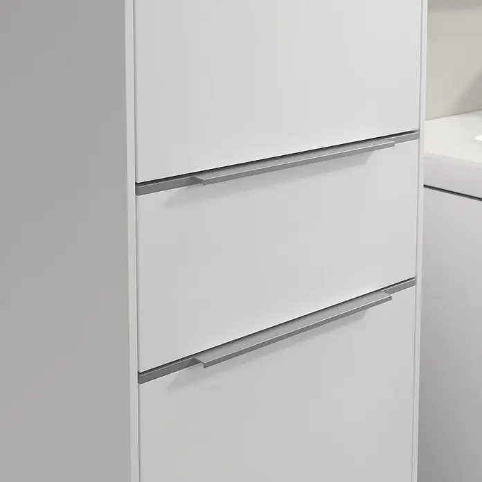 Villeroy & Boch Subway 3.0 Hochschrank - B x T x H: 40 x 36,2 x 171 cm, 1x Schublade, 2x Tür, Brilliant White, Farbe Griff: Aluminium glänzend, DIN Anschlag: Links - Nahaufnahme eines weißen Badezimmerschranks mit drei Schubladen und modernen, silberfarbenen Griffen, der Stauraum und Stil vereint.