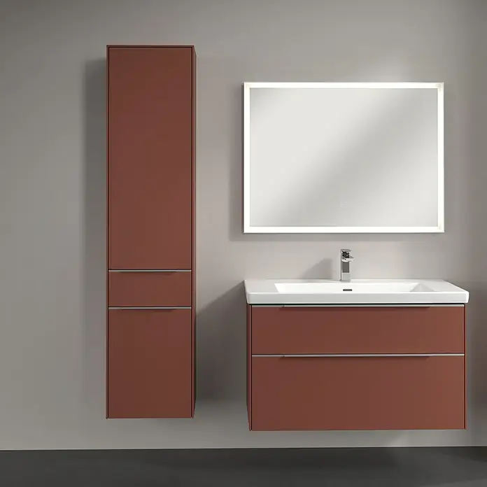 Villeroy & Boch Subway 3.0 Hochschrank - B x T x H: 40 x 36,2 x 171 cm, 1x Schublade, 2x Tür, Wine Red, Farbe Griff: Aluminium glänzend, DIN Anschlag: Links - Modernes Badezimmer-Set mit einem Waschtischunterschrank in Rotbraun, einem hochformatigen Schrank und einem beleuchteten Spiegel für stilvolles Ambiente.