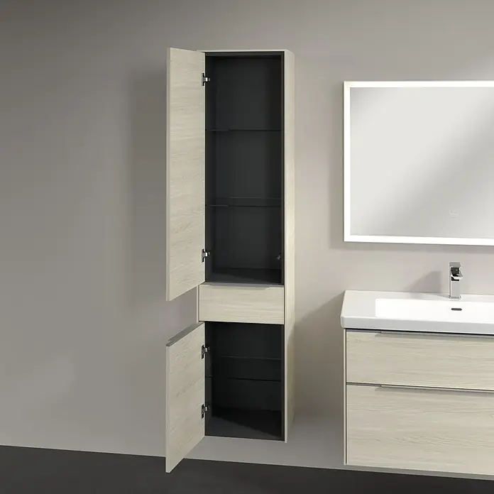 Villeroy & Boch Subway 3.0 Hochschrank - B x T x H: 40 x 36,2 x 171 cm, 1x Schublade, 2x Tür, White Oak, Farbe Griff: Aluminium glänzend, DIN Anschlag: Links - Ein offener Badezimmerschrank in heller Holzoptik mit Glasböden und grauer Innenausstattung. Daneben ein Waschbeckenunterschrank und ein Spiegel.