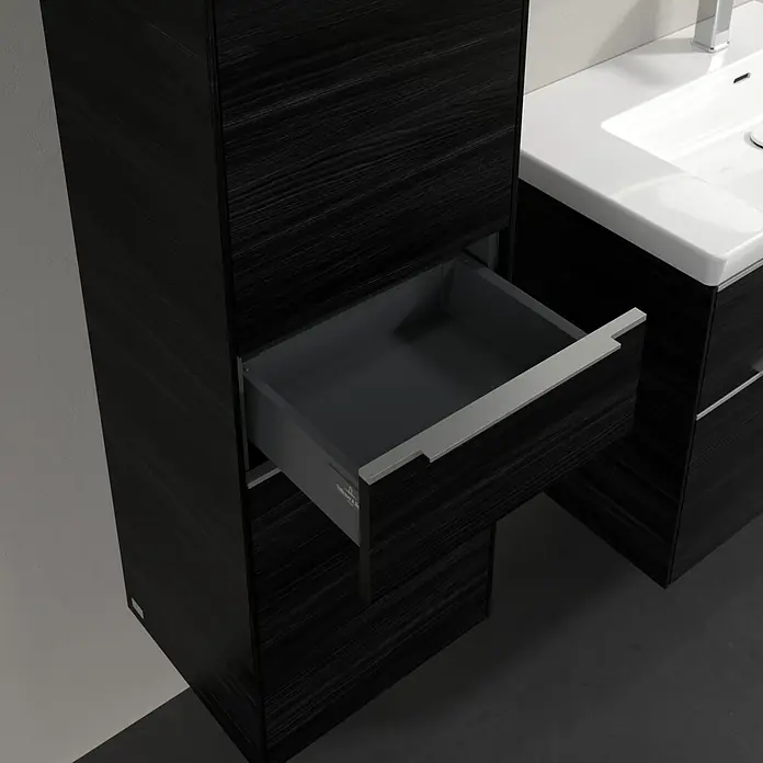 Villeroy & Boch Subway 3.0 Hochschrank - B x T x H: 40 x 36,2 x 171 cm, 1x Schublade, 2x Tür, Black Oak, Farbe Griff: Aluminium glänzend, DIN Anschlag: Links - Elegantes Badezimmer-Ensemble in dunklem Holz mit einem geräumigen Waschtischunterschrank und einem offenen Schubladenelement.