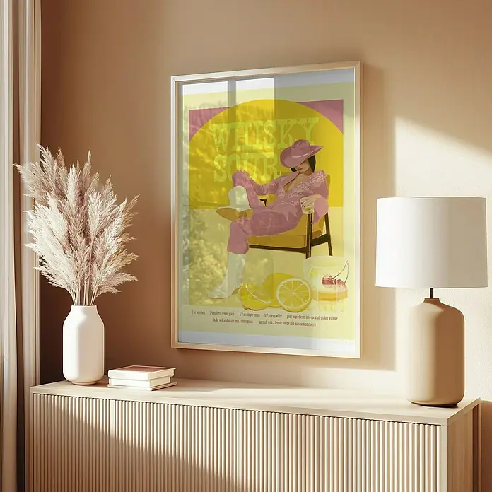 Papermoon Bild - Whisky Sour Pink Copy, B x H: 80 x 110 cm, Mit Passepartout, Rahmen Eiche - Ein gerahmtes Whisky Sour Cocktail Rezept-Poster im Retro-Stil mit einer in Rosa gekleideten Frau, die auf einem Stuhl sitzt.