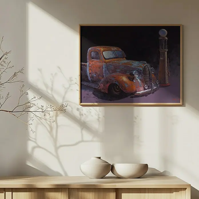 Papermoon Bild - Rusted Pickup Truck, B x H: 50 x 40 cm, Ohne Passepartout, Rahmen Eiche - Wandbild eines verrosteten Oldtimer-Trucks neben einer alten Zapfsäule, gerahmt und an einer hellen Wand mit Schatten aufgehängt.