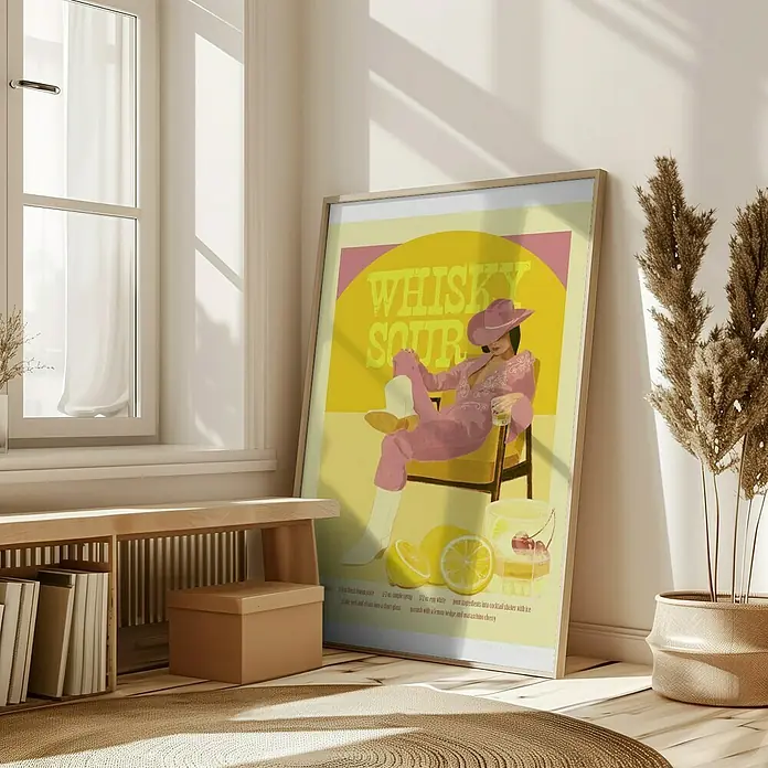 Papermoon Bild - Whisky Sour Pink Copy, B x H: 80 x 110 cm, Mit Passepartout, Rahmen Eiche - Poster mit einem Whisky Sour Cocktail Rezept und einer Frau im rosa Anzug, das an einer Wand in einem hellen Raum steht.