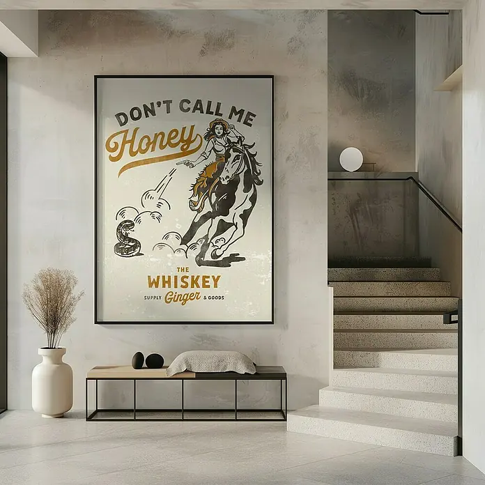 Papermoon Bild - Don´t Honey Print 2, B x H: 60 x 80 cm, Mit Passepartout, Rahmen Schwarz - Ein gerahmtes Poster mit dem Titel "Don't Call Me Honey" hängt an einer Wand, unter dem ein minimalistischer Tisch mit dekorativen Objekten steht.