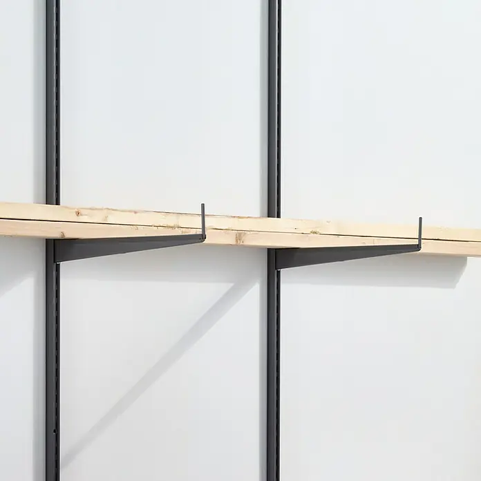 Elfa Garage+ by Elfa Bodenträger Aufsatz - L x B x H: 52,6 x 0,8 x 8,5 cm, Kunststoff - Regalwinkel aus Metall an einer weißen Wand mit Holzbrett, das auf den Winkeln liegt. Schlichtes Design für flexible Regalsysteme.