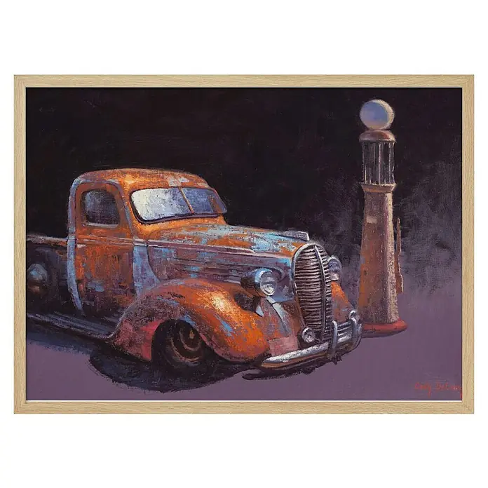 Papermoon Bild - Rusted Pickup Truck, B x H: 50 x 40 cm, Ohne Passepartout, Rahmen Eiche - Ölgemälde eines verrosteten orangefarbenen Oldtimer-Trucks neben einer Zapfsäule, gerahmt und mit strukturierten Details versehen.