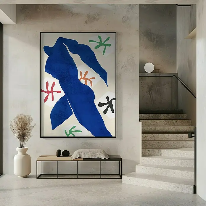 Papermoon Bild - Abstract Blue Figure, B x H: 60 x 80 cm, Ohne Passepartout, Rahmen Schwarz - Großes abstraktes Gemälde mit blauen, roten, grünen und schwarzen Formen, das an einer Wand in einem stilvollen Interieur hängt.