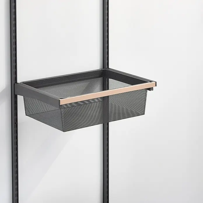 Elfa Décor+ by Elfa Regalleiste - L x B x H: 1,4 x 60 x 3,6 cm, Birke - Ein grauer Drahtkorb mit Holzrand hängt an einer schwarzen Metallschiene an einer weißen Wand. Praktische Aufbewahrungslösung.