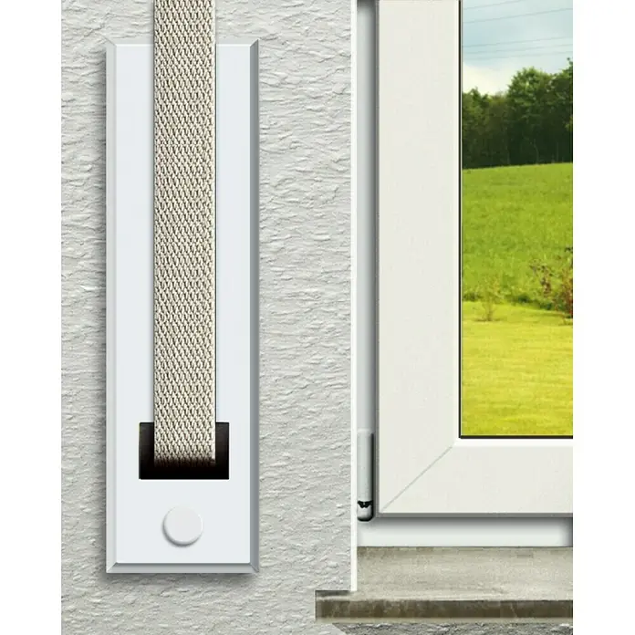 Schellenberg AbdeckplatteLochabstand: 215 mm, Gurtbreite: 23 mm - Nahaufnahme einer weißen Fensterjalousie mit Textilband, die für eine moderne und stilvolle Fensterdekoration sorgt.